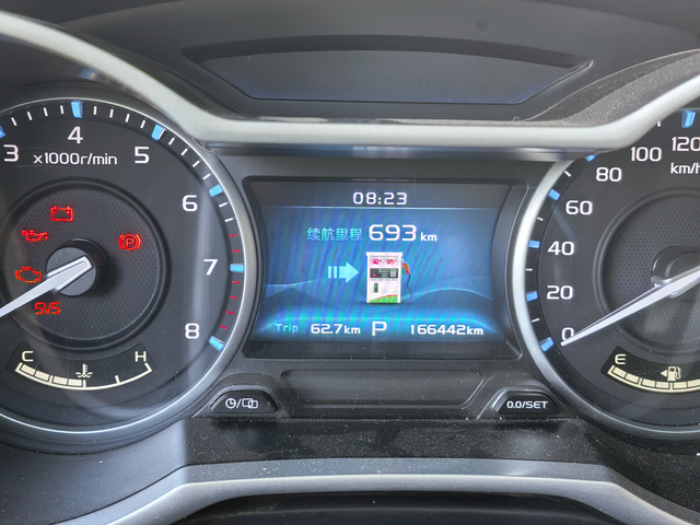 又是一箱油16.6万公里咯，接着开吧。本来想换星瑞的，被仪表盘劝退了，再等等，