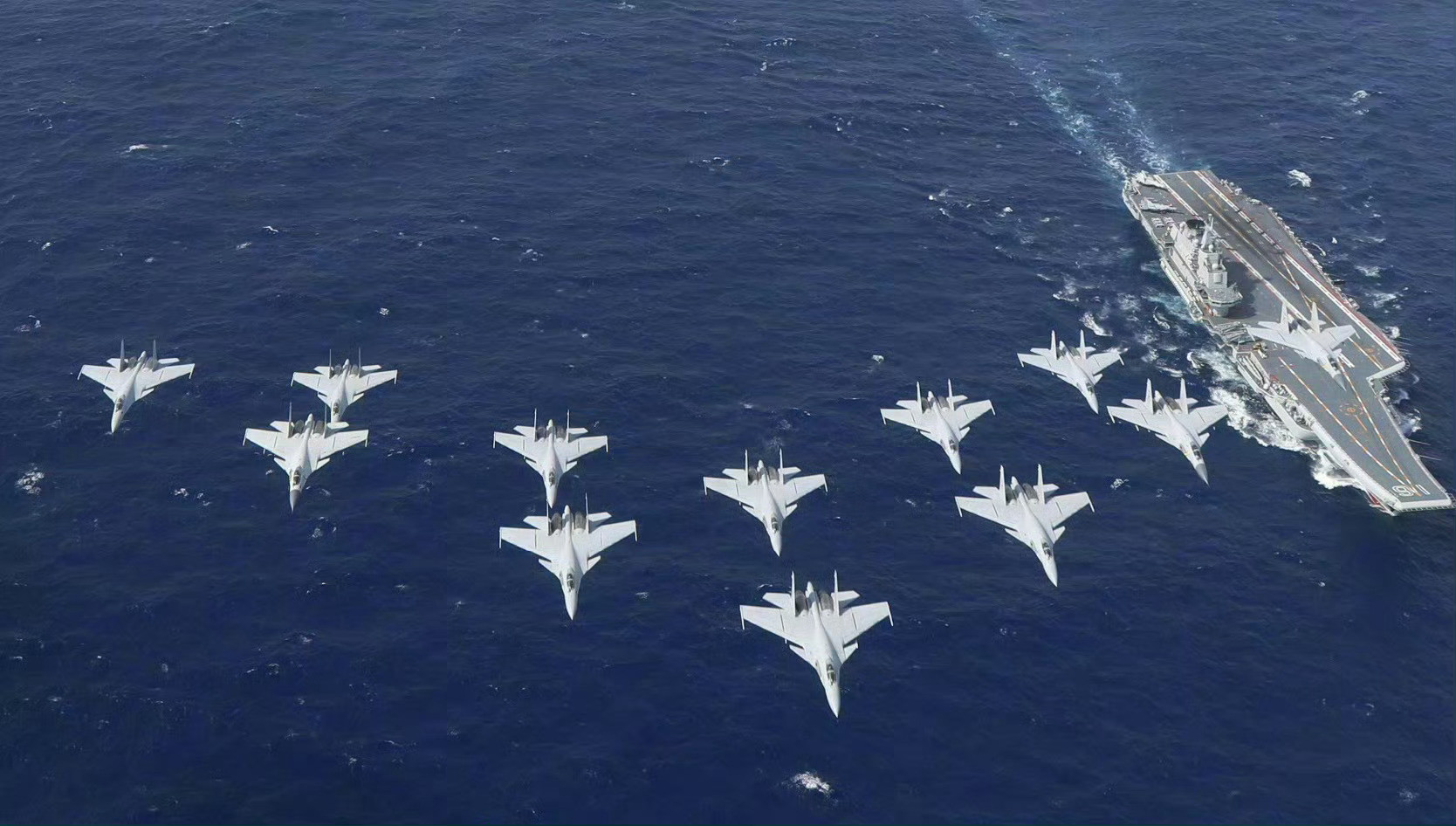 日本自卫队滋扰辽宁舰编队训练事情是这样的：辽宁舰航母编队在宫古海峡以东海域正常组