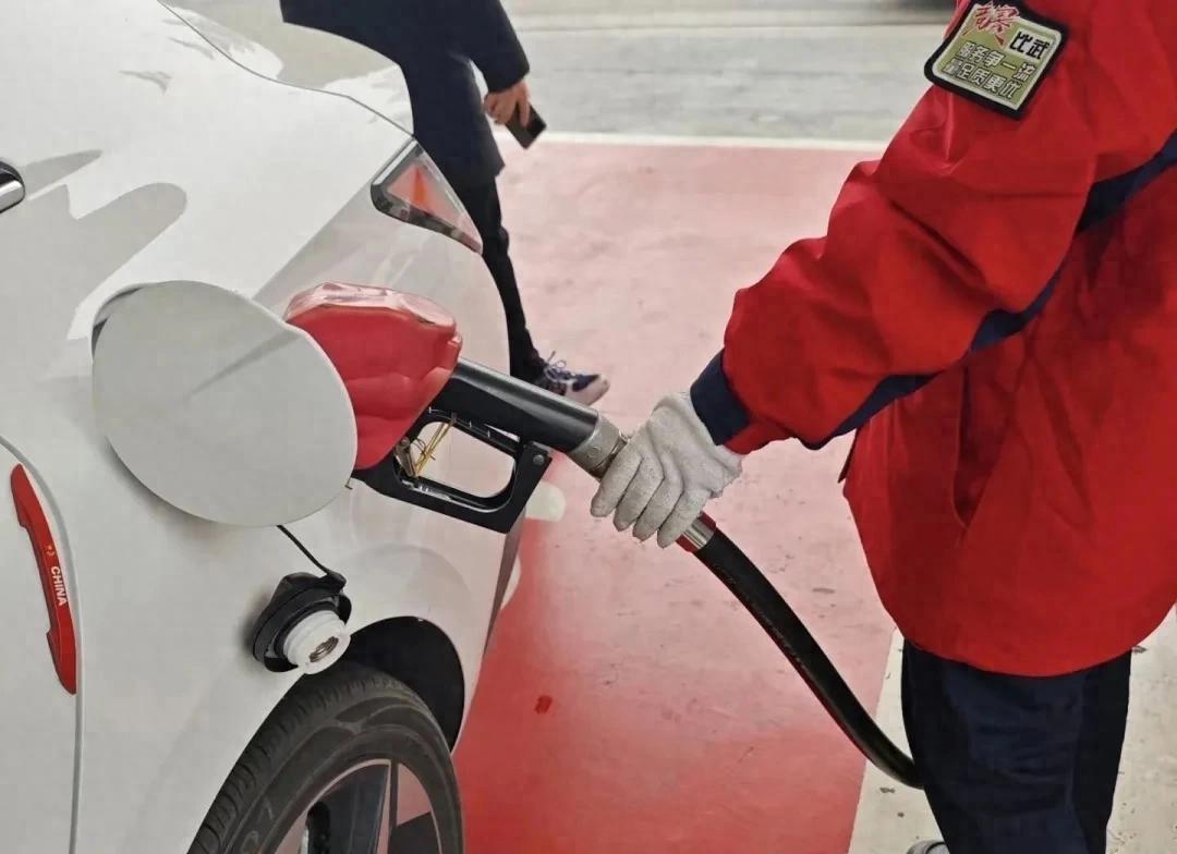 加油站最坑人的不是涨价，是那些你根本没注意到的“小动作”。我开了十年车，也是去年