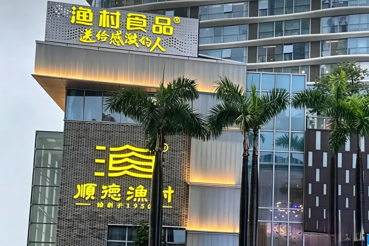 大雨无处落脚，带娃妈妈躲雨被赶，门店规矩该不该变通？瓢泼大雨困住抱着一岁宝宝