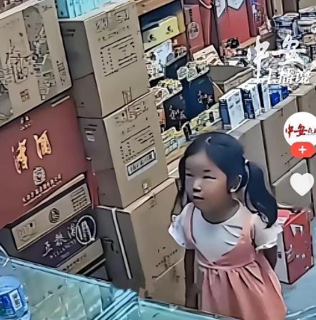 天津，那位超市老板娘为一个4岁的女孩洗了澡。女孩是河南人，跟着爸爸来天津打工。爸