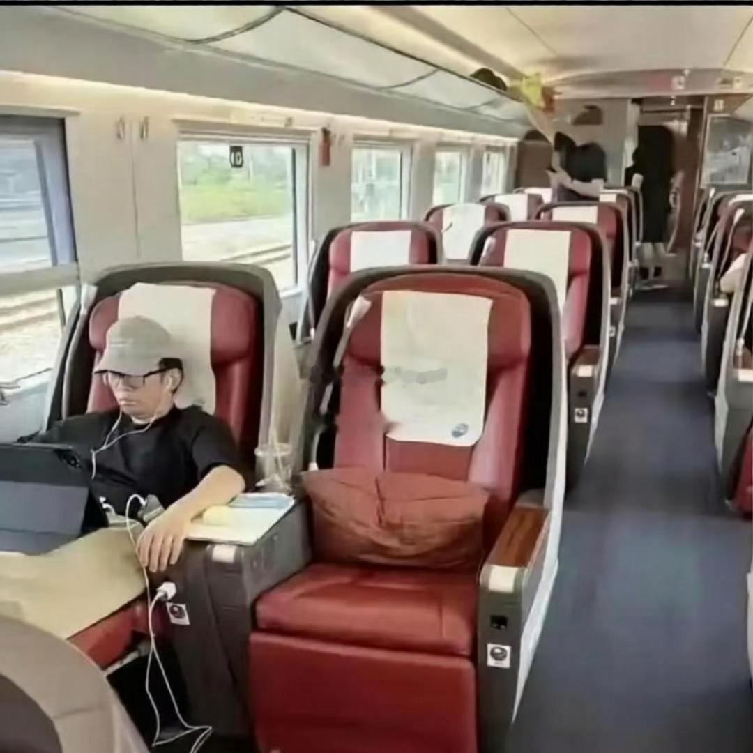 看到杨迪的这一幕，赚钱的意义具像化了​​​