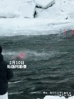 喀纳斯河女游客越过警戒线，喊女儿跳冰河到对岸拍照，结果女儿不小心掉进冰河，母亲救