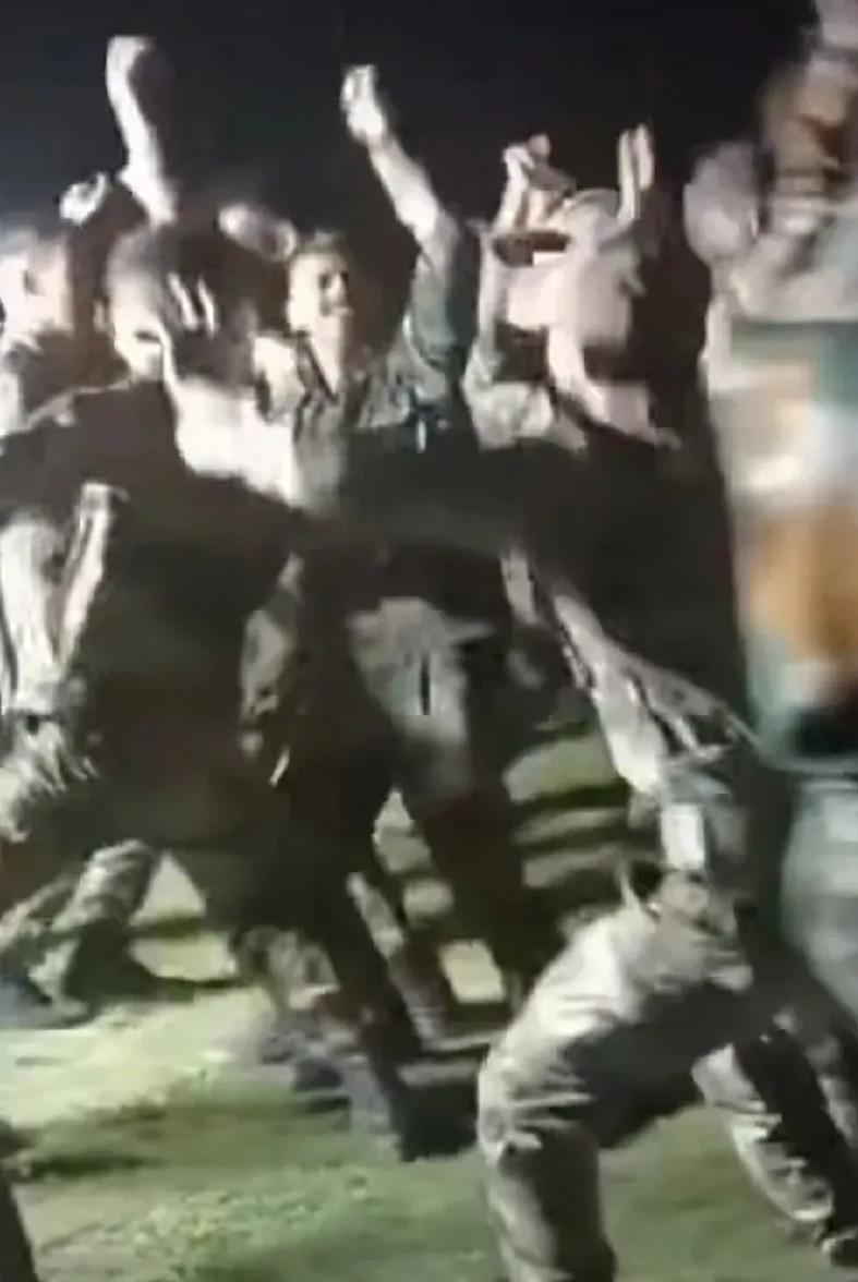 印度士兵听到了击落一架直升机的消息，就疯狂地跳起舞来。喊着印度胜利！过了一会儿