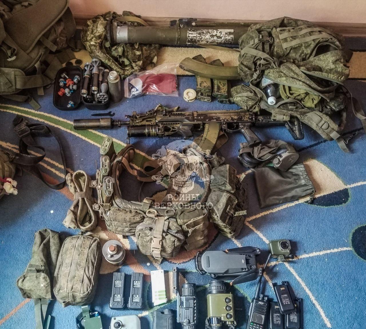 配备一支AK-12突击步枪（带有“Ротор43”枪口制退器及GP-25榴弹发射
