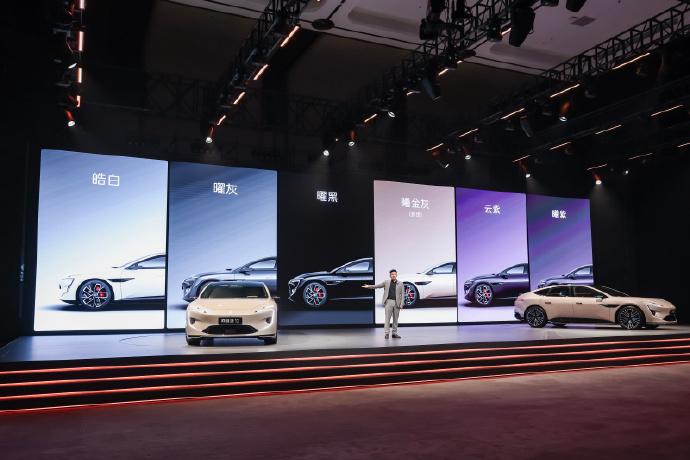 2026款阿维塔12上市，25.99万起，还不错啊！外观上新增全新车色曦光