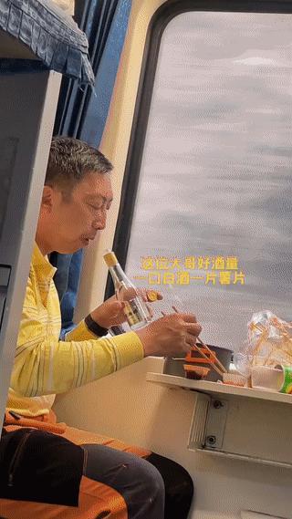 火车上看到一位大叔，竟然就着一袋薯片喝了一小瓶白酒？虽然没什么可口的下酒菜，但