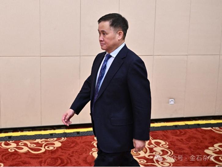 央行宣布降准降息潘功胜：降准0.5%，降息0.1%，降低公积金贷款利率0.25%