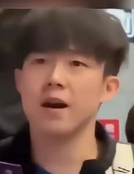 大头这是真生气了！一次出国比赛回国机场，大头和高远在等行李，莎莎和队医拿到行李