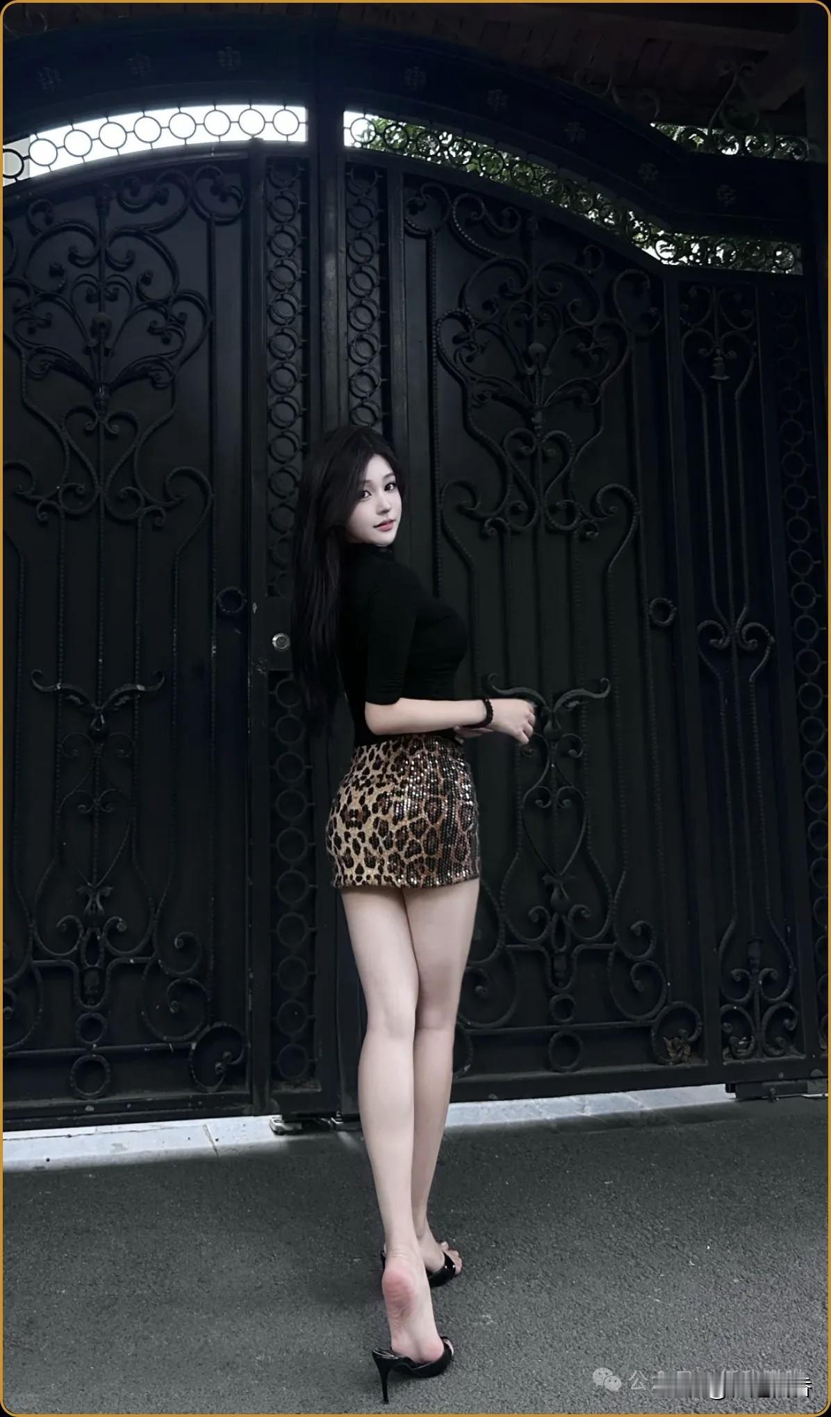 都市街拍，黑衣美女与复古车影交相辉映，尽显时尚与优雅。