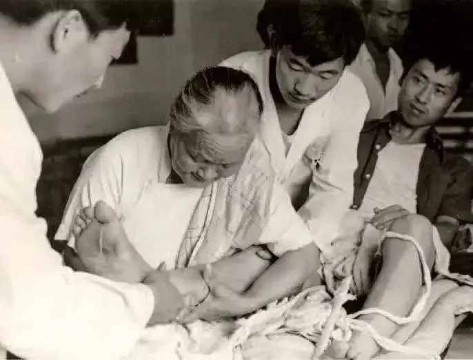 1965年，邓颖超腰部严重扭伤，用了许多方子都不见好转，周总理只好把一位女中医请