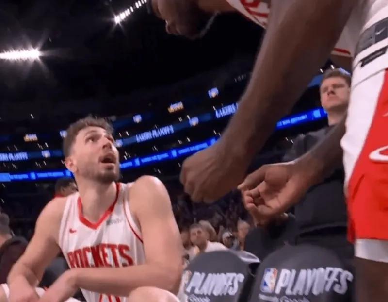 申京进攻干扰球伊森替补席暴怒：你脑子清醒一点！火箭这哥俩现在打的是半斤八两