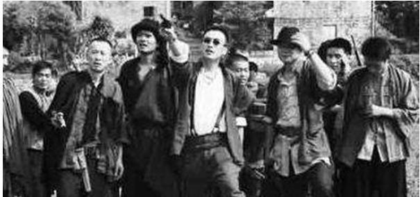 湘西有个叫覃国卿的土匪，后来人都叫他“活鬼”。他杀人不眨眼，胆子又大，从49年到