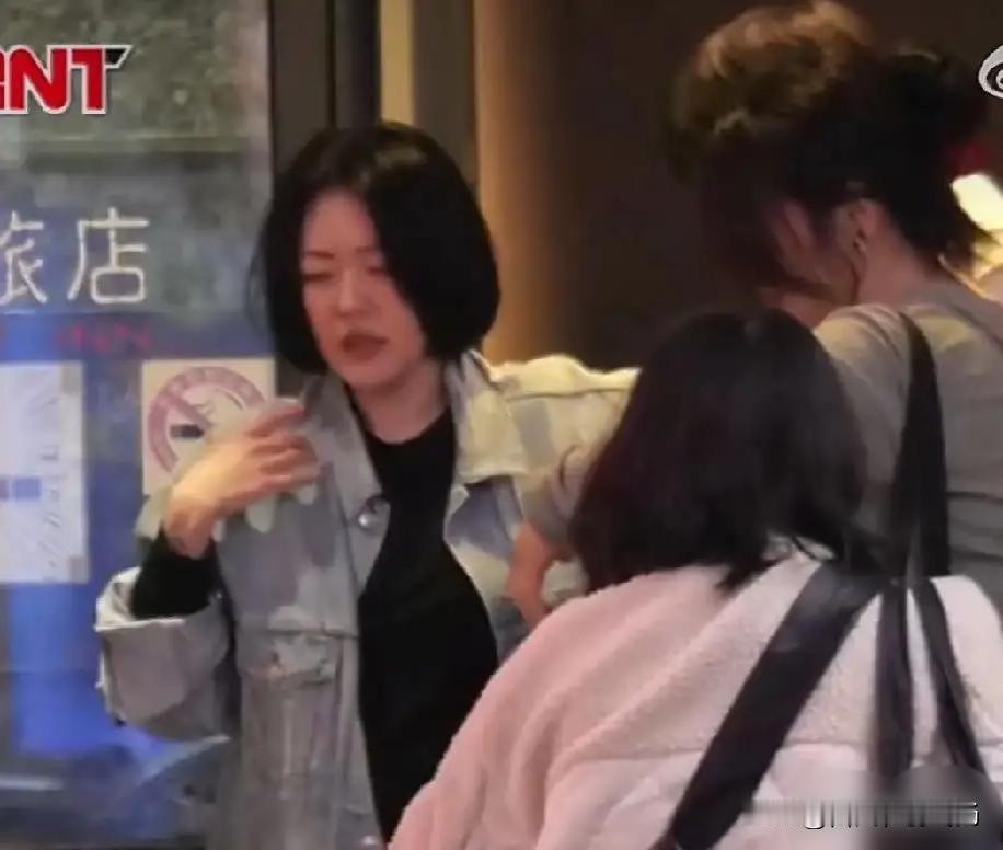 小S崩溃了！近日，台媒拍到小S大晚上的在街头崩溃大哭，脸色通红，神色痛苦，走路都