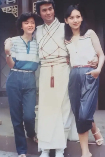 1981年，陈玉莲、郑少秋与赵雅芝在片场留下了这一美好瞬间的老照片，那时21岁的