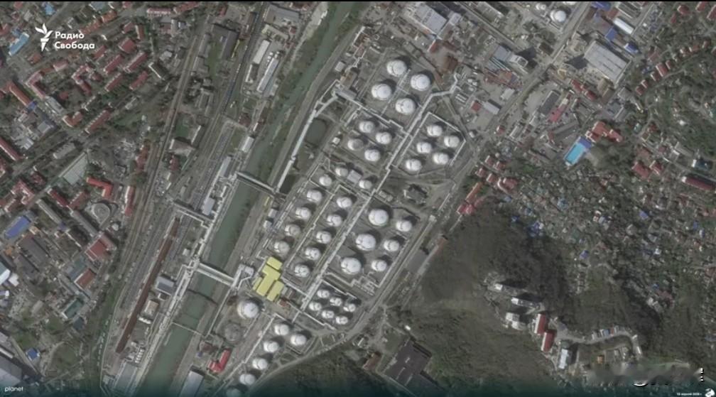 乌克兰总参谋部证实：4月20日空袭中，乌克兰无人机摧毁俄罗斯图阿普谢炼油厂24座