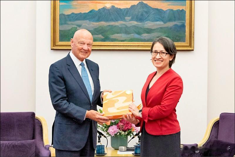 美国前官员又来吹牛了美国前战略司令部司令詹姆斯·奥伦·埃利斯到台湾了一顿