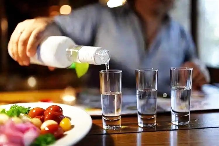 当年轻人开始“抛弃”白酒，这究竟是一场对传统的背叛，还是一次宿命的告别？别急