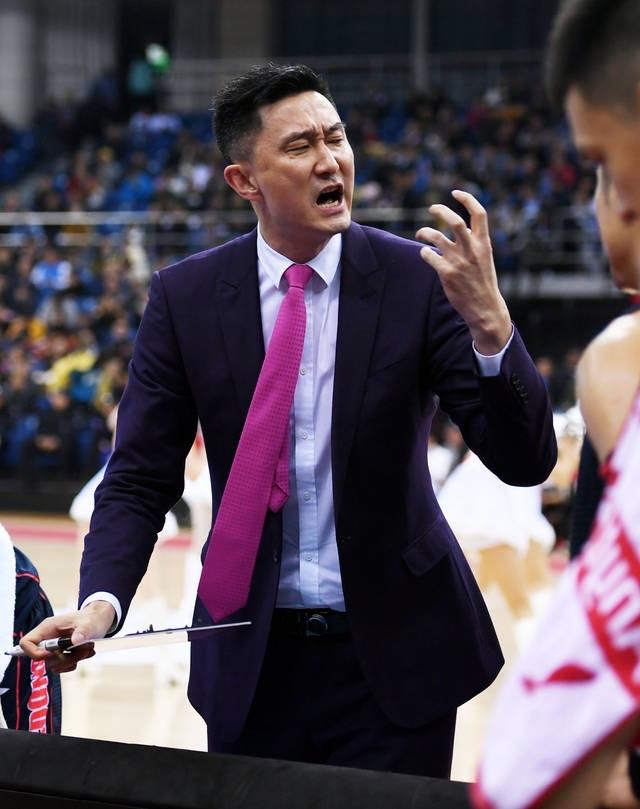 广东男篮悲催了，杜锋麻烦了！赢了一整晚天亮时输了！还被逆转了20分！第一节就赢