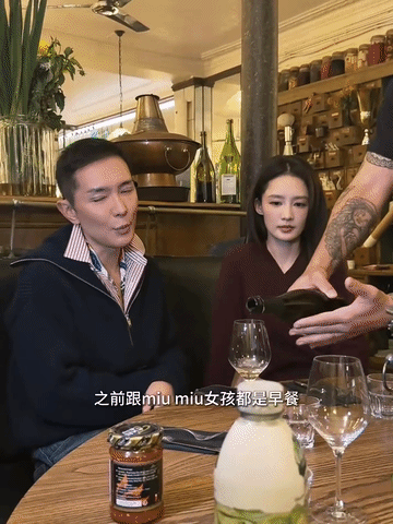 就喜欢李沁这么真实不做作的性格，和Vouge主编刘冲一起吃晚餐喝香槟时，李沁头一