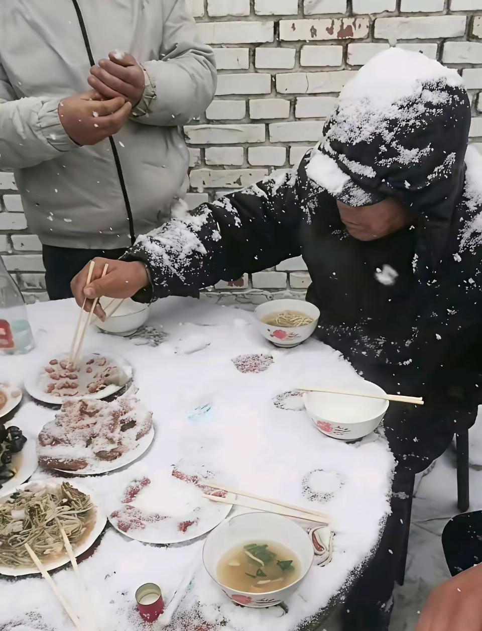 看着都觉得冷啊，换着是我，份子钱给去，都不想来这里遭罪吃饭了。[捂脸哭]