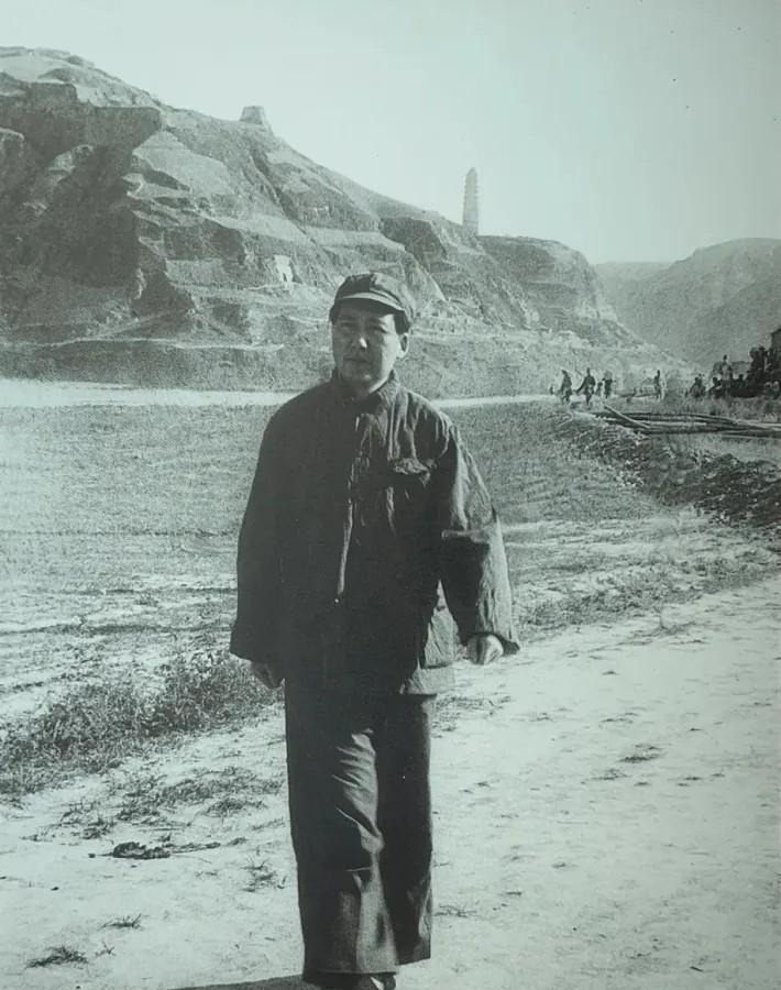 1941年，苏联陷入腹背受敌的困境，斯大林放下身段，接连6次请求毛主席出兵相助，