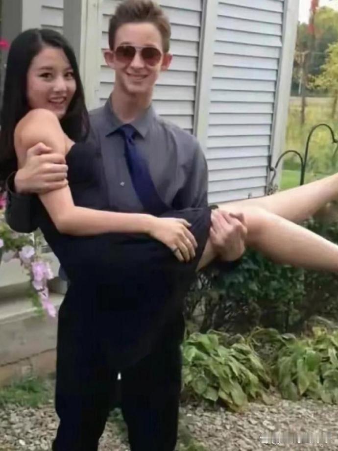 宋祖儿早年在美国留学，不得不说国外真开放！最后那张超像一家三口。