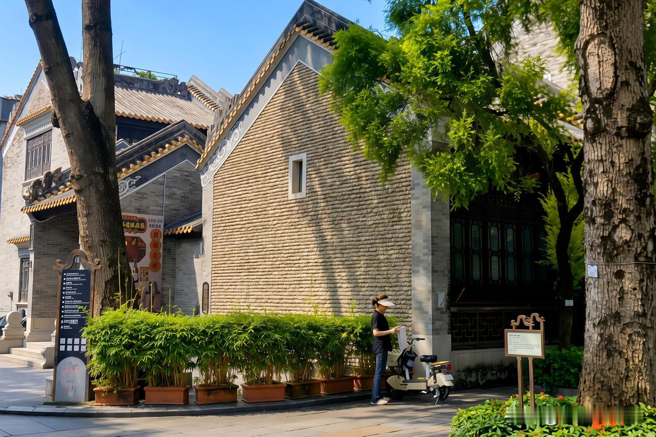 沙湾古镇游记踏入沙湾古镇南门，青砖古巷徐徐展开，阳光洒在层层叠叠的蚝壳