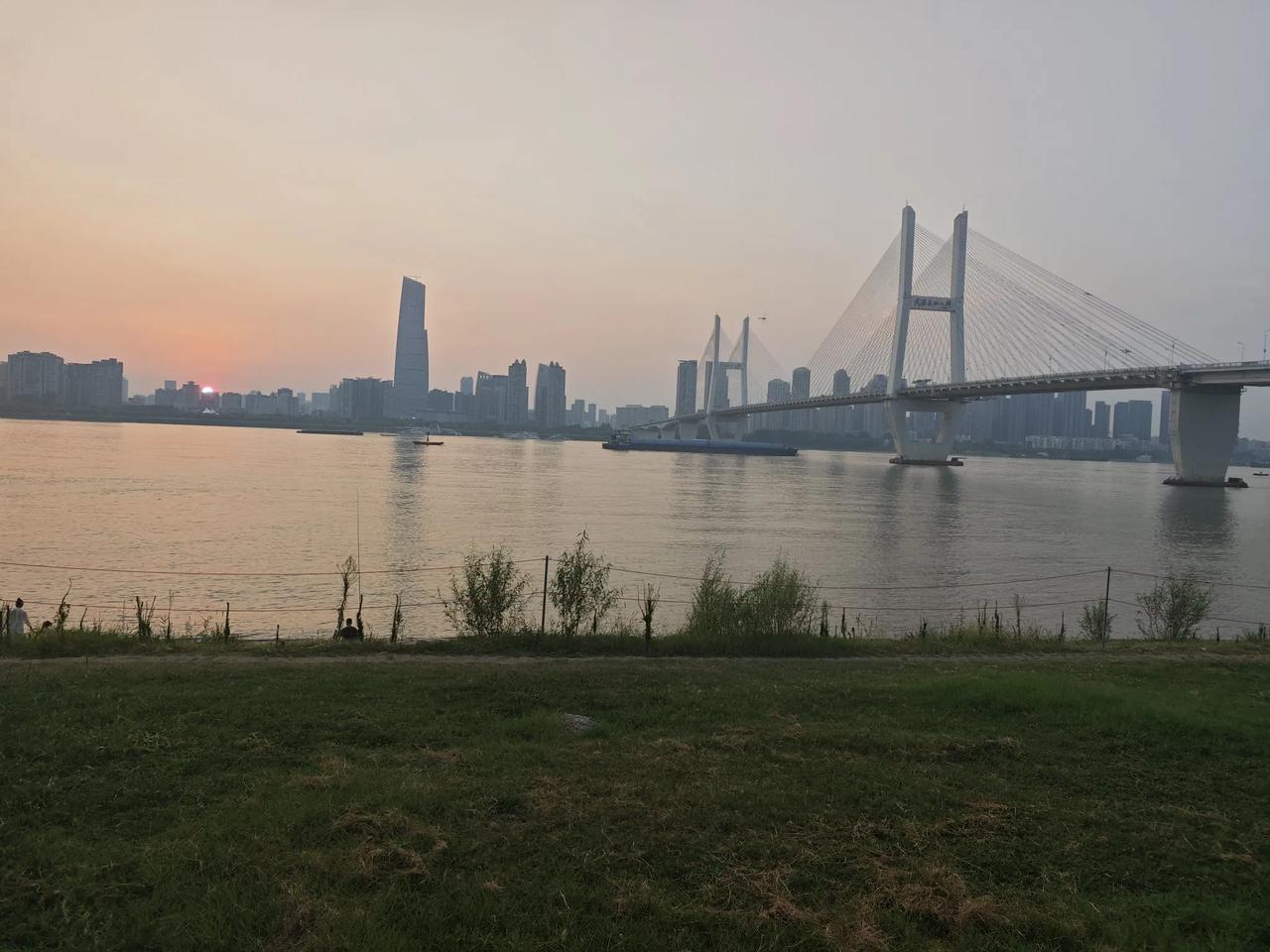 国外模型开始闭源，国内崇尚开源大模型当科技巨头如Meta纷纷将其大模型转向