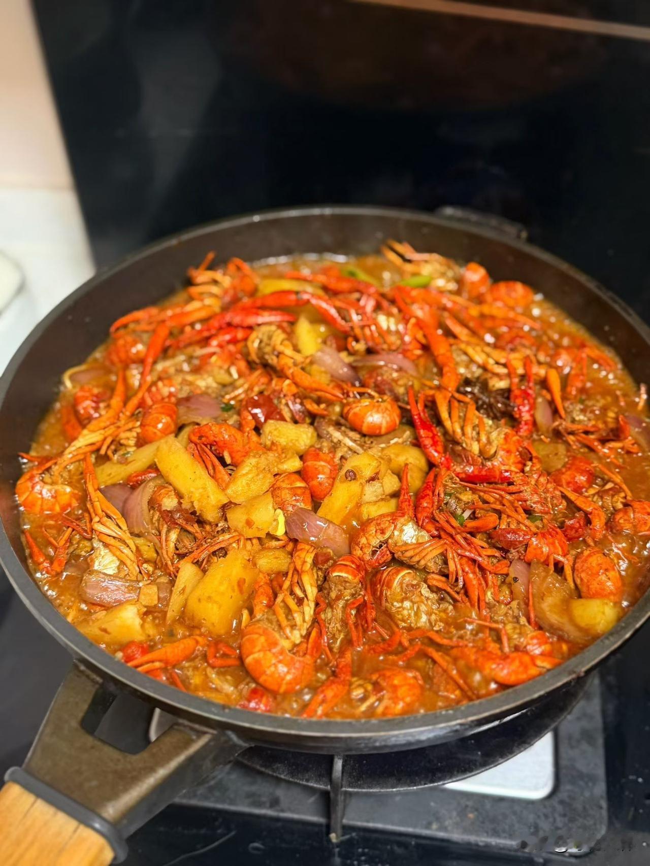 单位的小姑娘们逼领导，一定要把那个女人辞退单位建了职工食堂，周一至周五工作