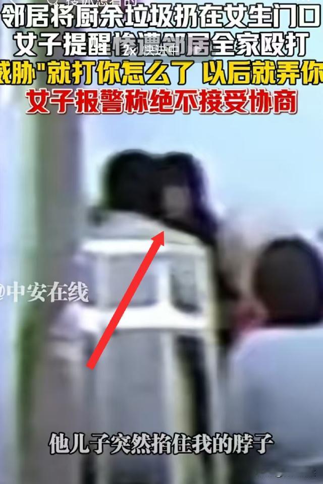 上海，邻居家经常将厨余垃圾扔到女子家门口，垃圾里的汤汁流得到处都是，女子上门提醒