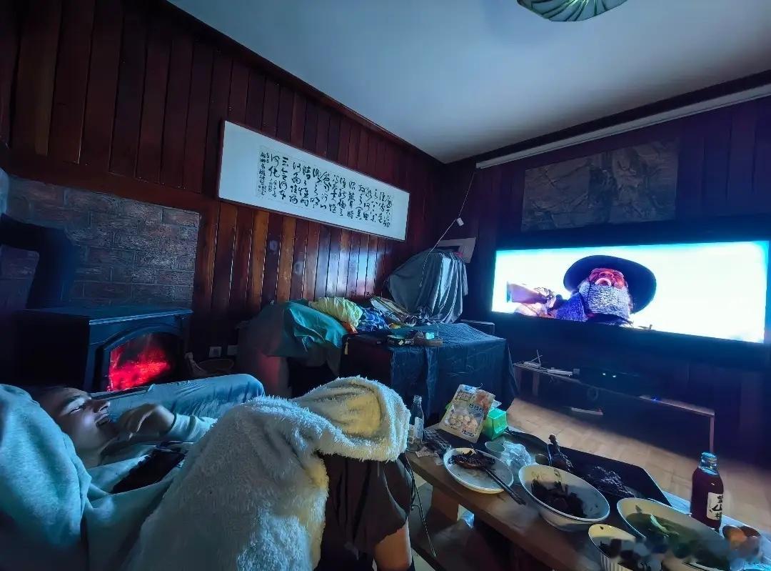 龚琳娜小儿子回云南，大高个在家帮做家务，离婚后家里卫生乱又脏！