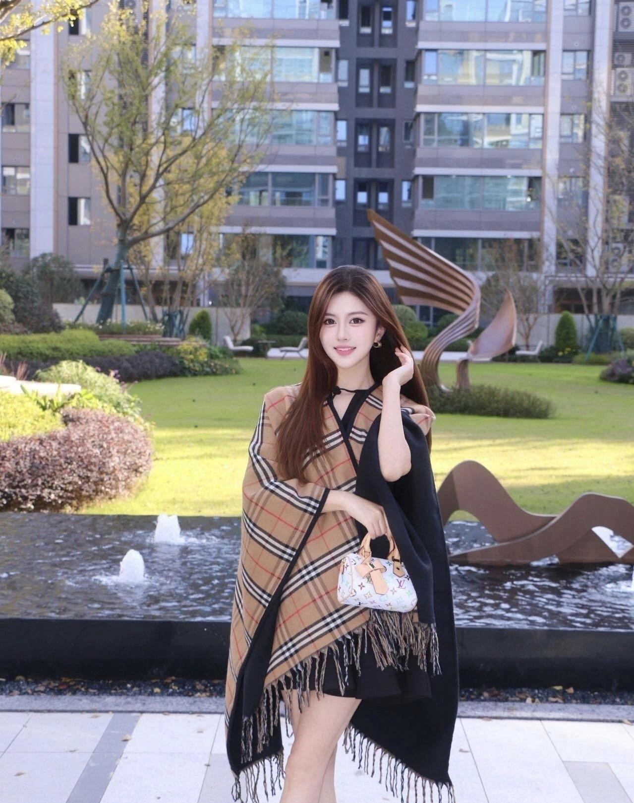 优雅黑裙搭配格纹披肩，都市时尚感十足！👗🧥💃