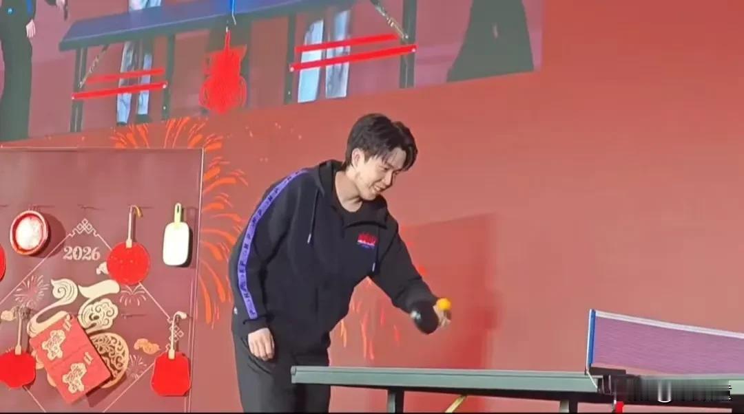 王楚钦参加活动，突然不会打球！有网友发视频，视频中王楚钦岳秀清和吴刚邓亚萍打混