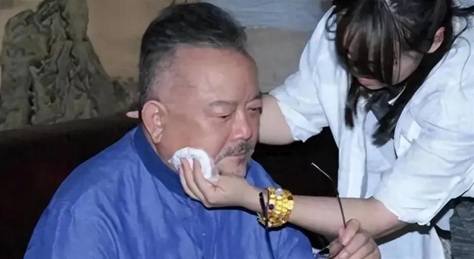 77岁的王刚，本以为有儿子的陪伴，能安度晚年，谁知如今却为养子操劳不停。这一幕，