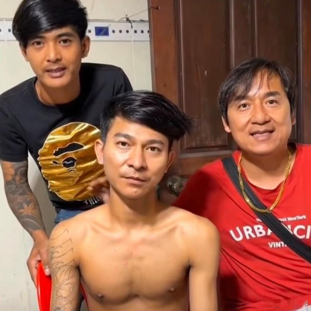 东南亚网红直播卖皮鞋，只用一秒就可以看出来模仿的谁吧？怎么不按咖位站？​​​