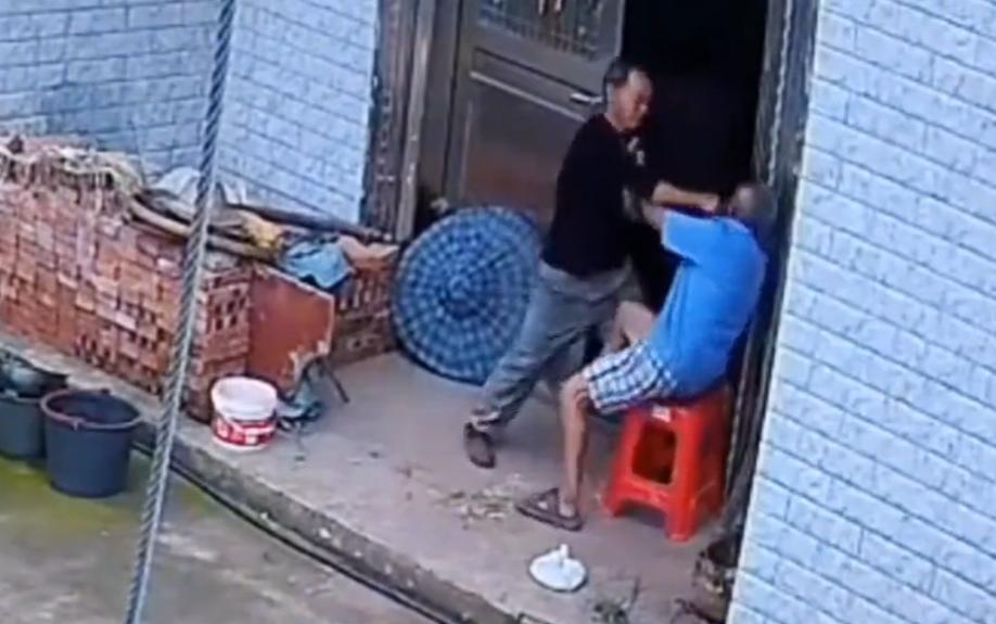 甘肃榆中，男子醉酒后与父亲因琐事发生争执，还当着家人的面扇了父亲的脸，把父亲当场