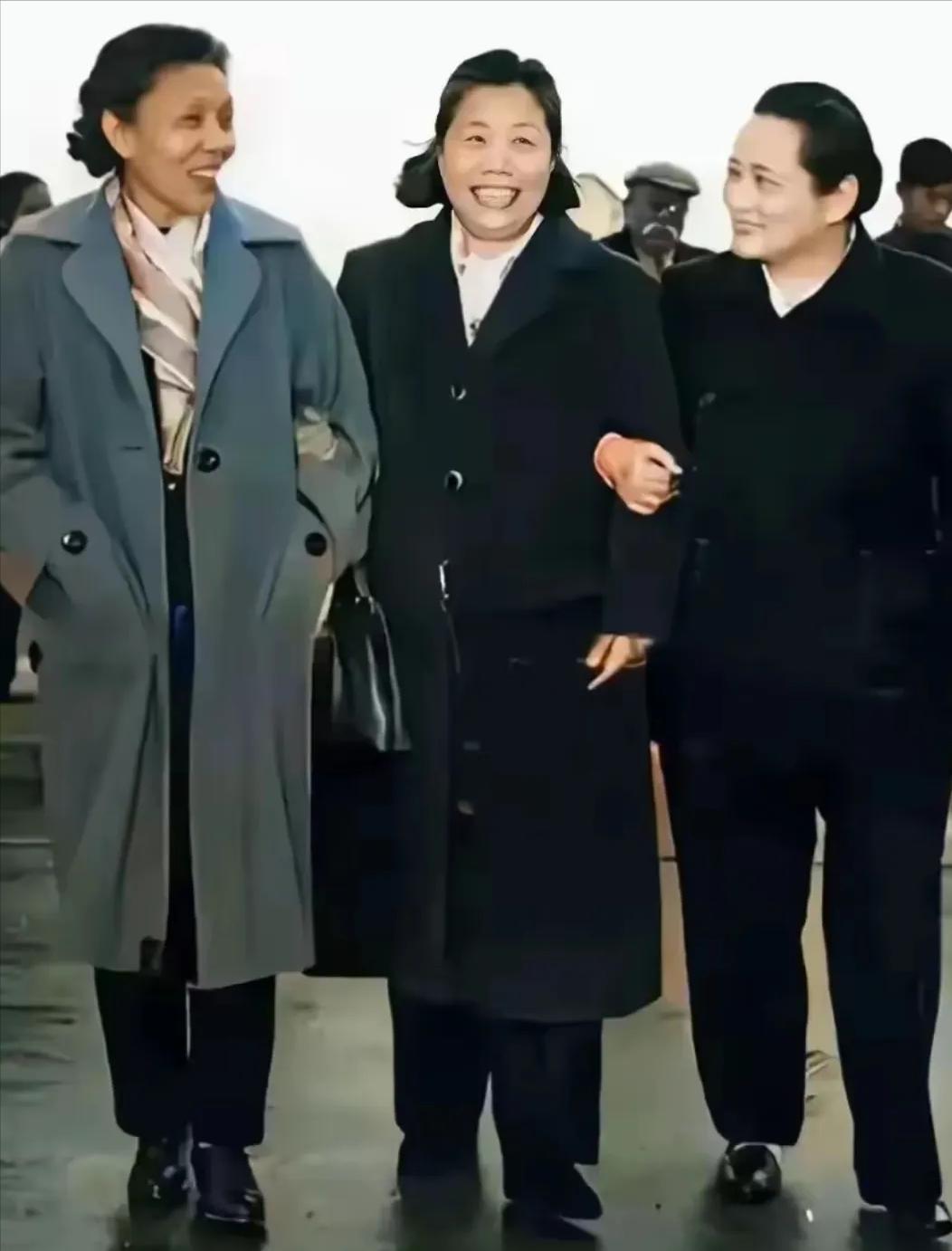 这是宋庆龄和邓颖超等人的真实样貌，都看看吧，这可不是演员扮演的。照片拍摄于1