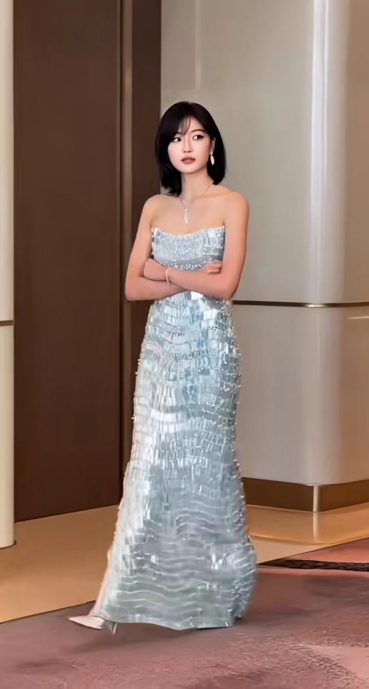 谁能不被孙千的大长腿折服！172cm身高搭配超模级比例，双腿笔直修长、线条紧致，