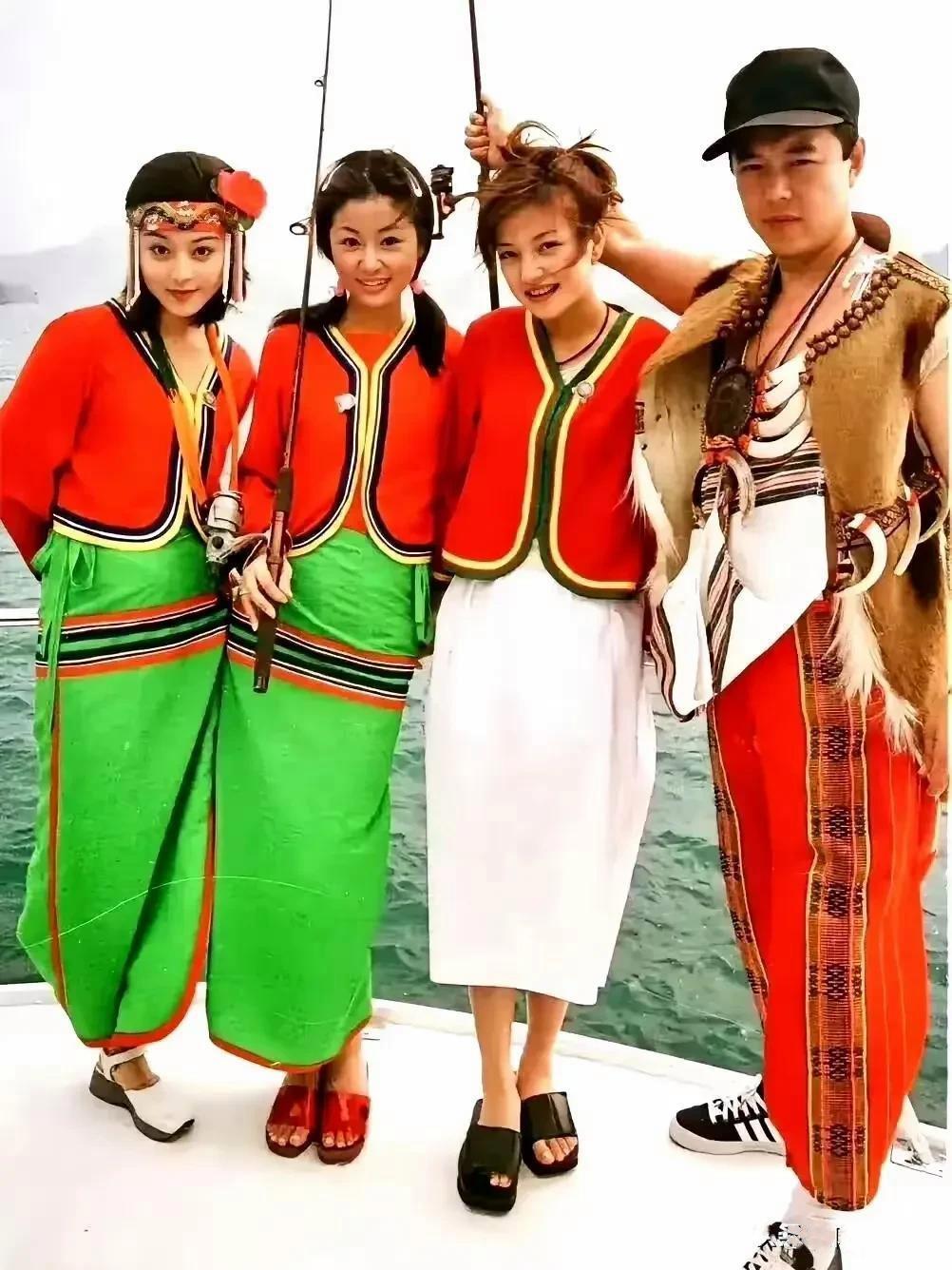 张铁林与还珠三美同框靓照：画面中身着一套民族风格服饰的''皇阿玛''张铁林胖瘦