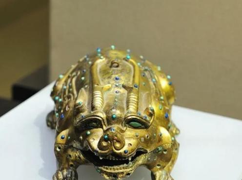 1970年1月，两个盗墓贼在江苏徐州偷盗了一座古墓，得手后却不小心丢了一个金蟾蜍