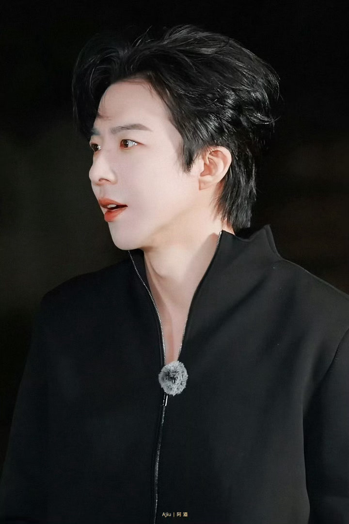 刘宇宁工作室明明一身黑，笑起来却亮得像有人偷偷开了灯。🖤刘宇宁​