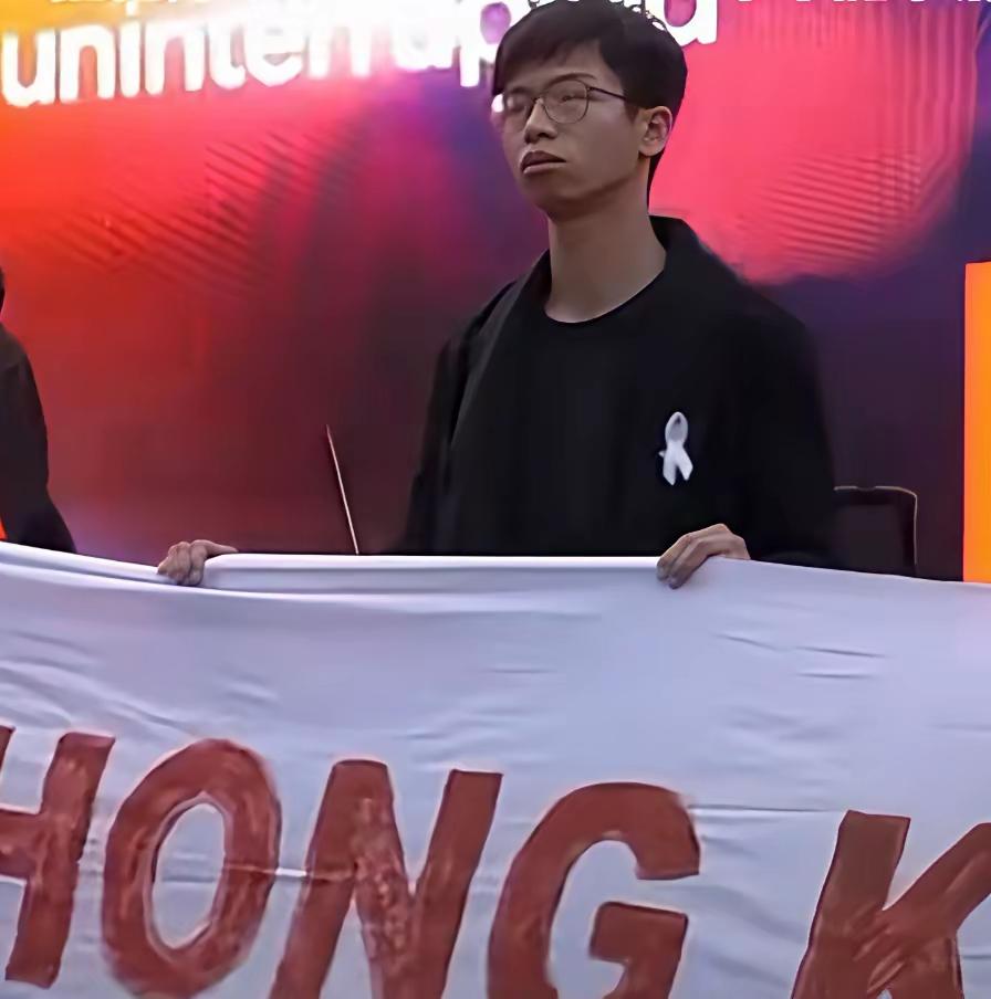 这群曱甴，据说不满英国的移民政策，正上街集会呢。怎么没有当年的勇气了？只是乖乖