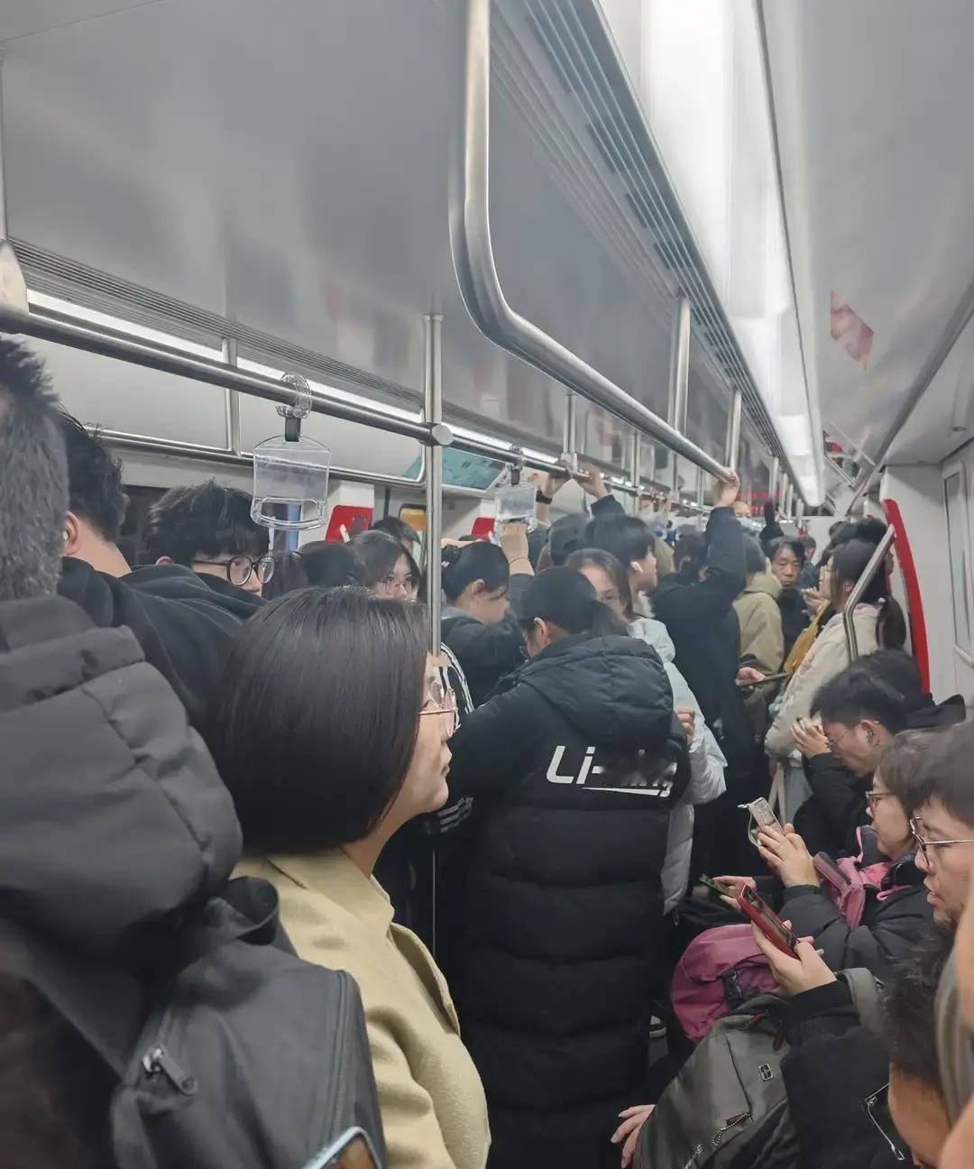 12月31号傍晚，无锡地铁南方泉往江阴外滩那趟车挤成相片。我刷到的视频里，人贴