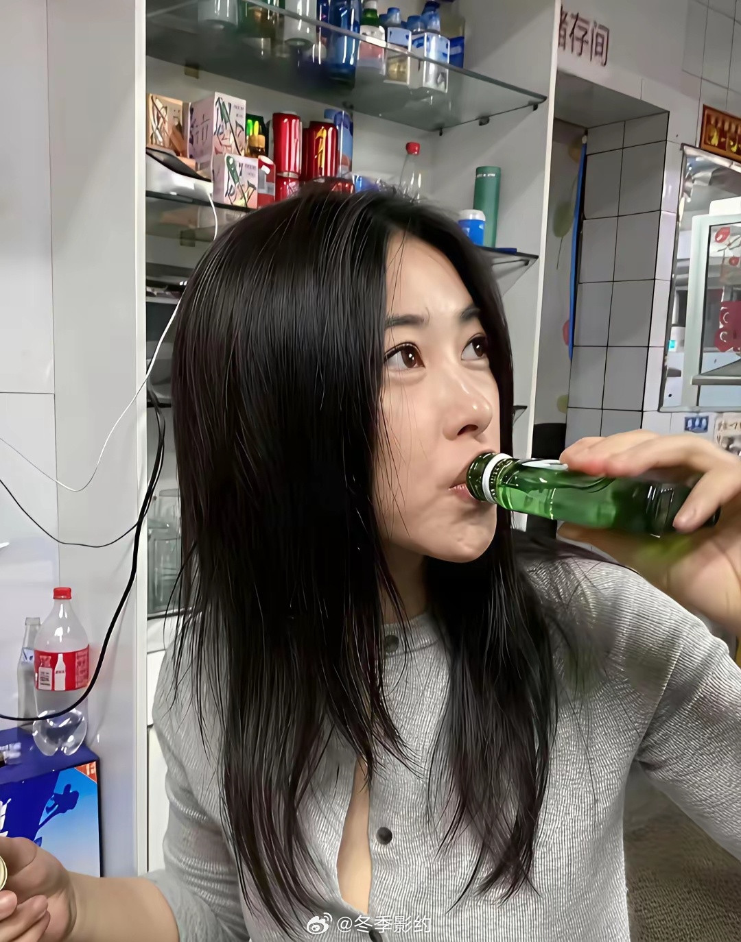 朱珠过40岁生日时在街头一家小饭馆，她直接对着小瓶红星二锅头就是吹，十分的洒脱、