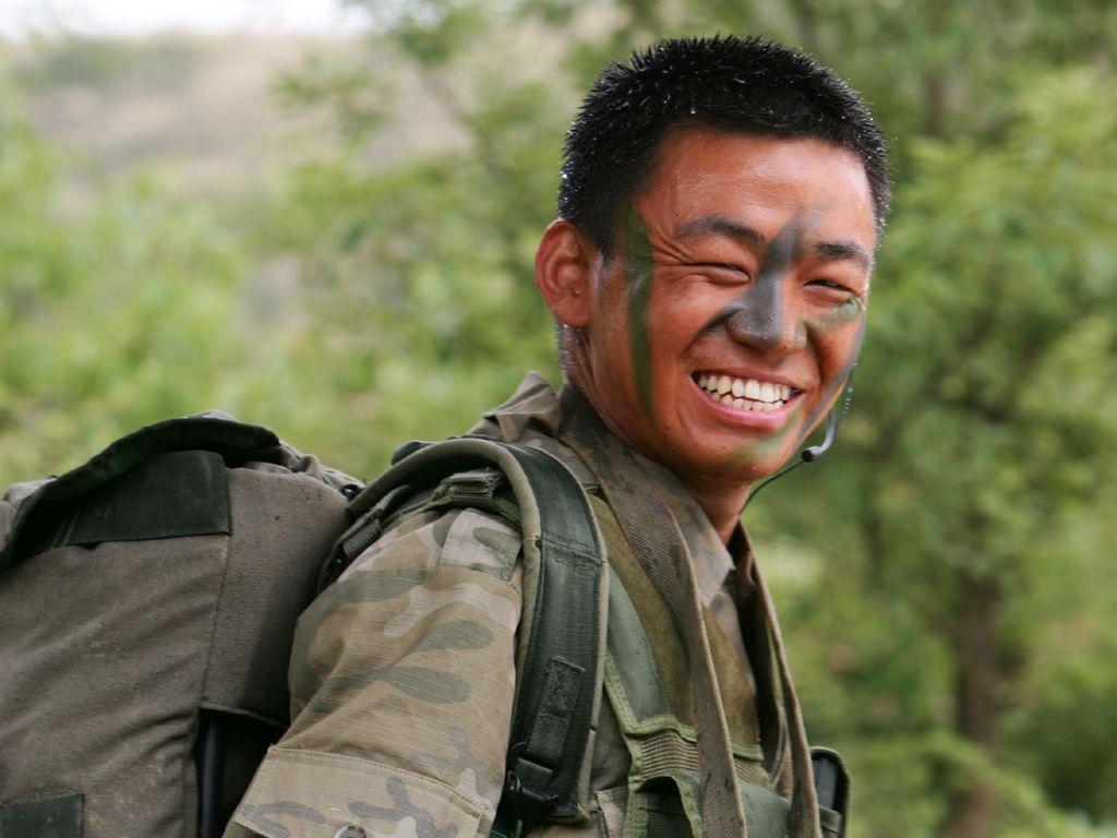 2006年筹拍《士兵突击》，陈思诚去试镜许三多，导演说:“你太精明了，不行。”张