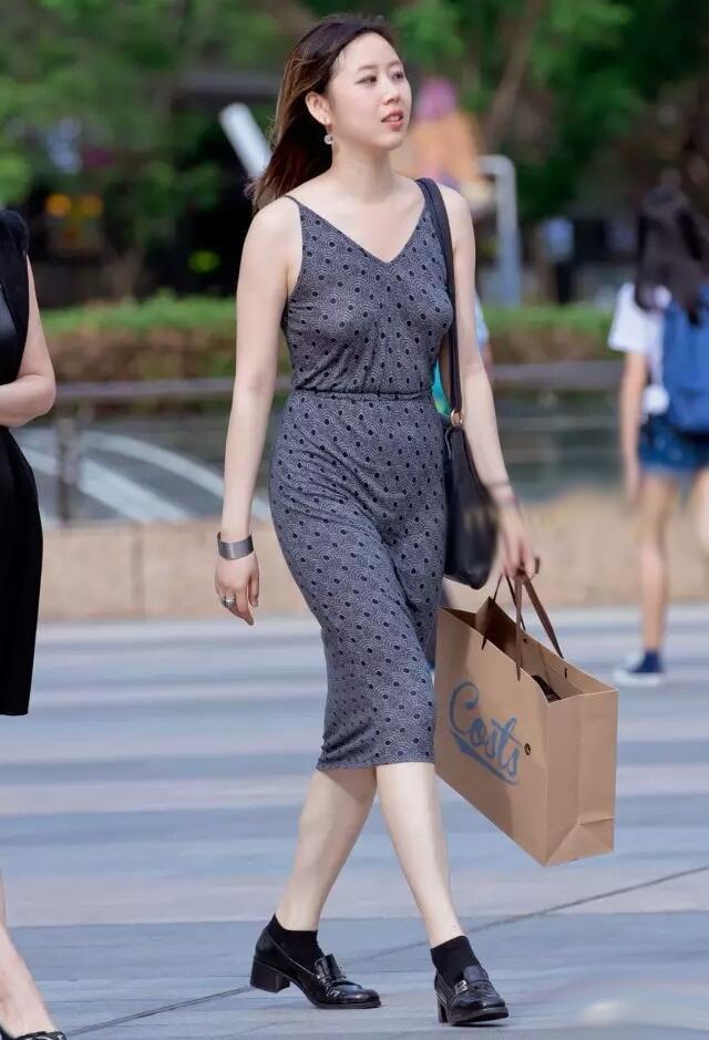 街拍: 穿连衣裙的小姐姐, 被风吹的身材好有型
