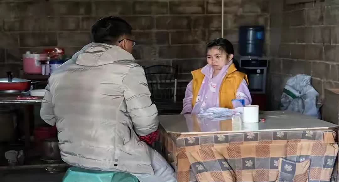 2019年，陕西男子爱上女网友，奔赴千里去表白，谁料，女孩竟双腿残疾，靠捡破烂为
