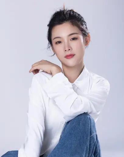 看到陈丽君拒绝“婚后必须放弃舞台”的相亲条件，很多人说她“人间清醒”。但这份