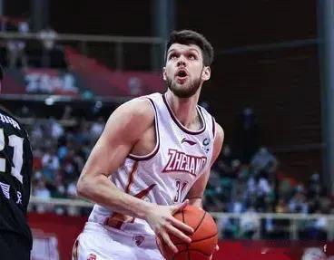 【为广东下赛季选外援留点建议】本赛季的广东已经“完”了，绝对不可能晋级四强，首